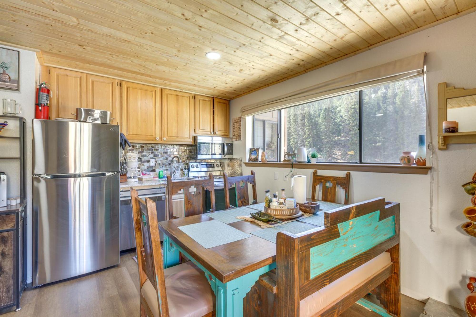 Ski-In Red River Retreat Balcony, Mountain Views! Exterior photo